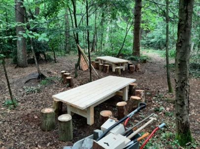 Sitzgruppe im Wald