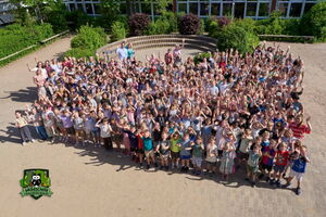 Gruppenbild mit den Kindern der Schule